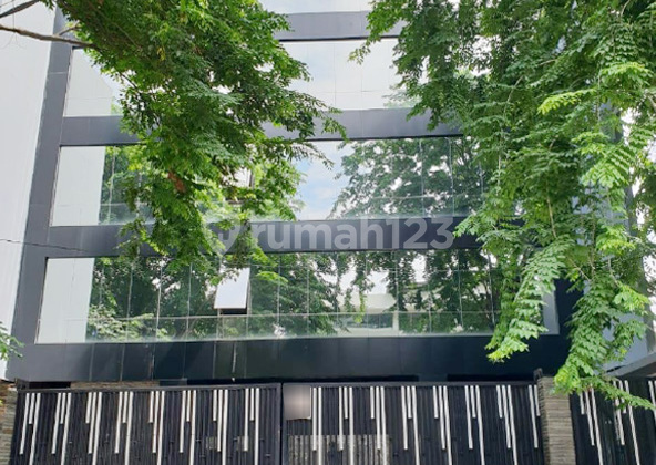 Gedung dengan Desain Bagus di Area Strategis, Menteng