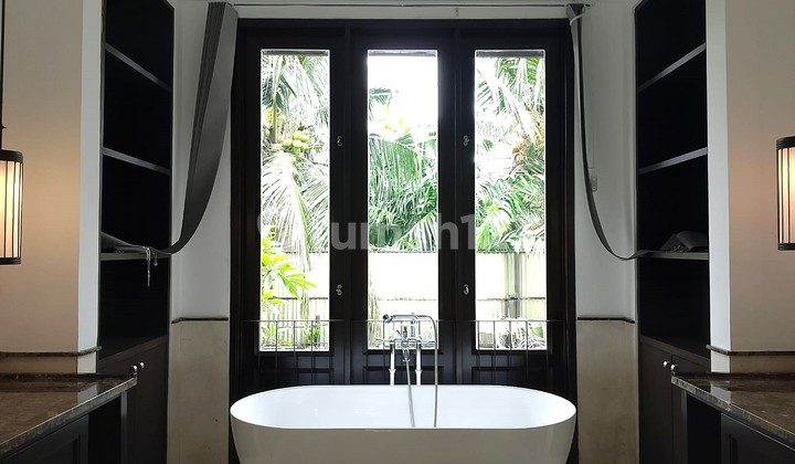 Luxurious House In Pejaten, South Jakarta With Green & Tranquil Environment 2