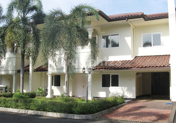 Rumah Dalam Cluster dengan Keamanan 24 Jam di Tanah Kusir