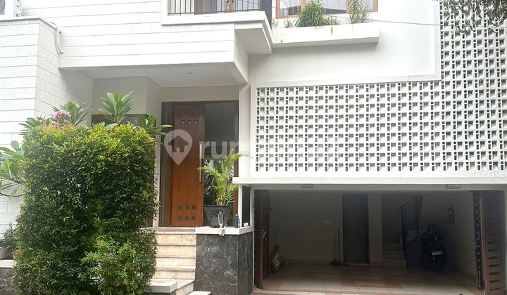 Dalam Cluster Tenang dengan Swimming Pool di Kemang