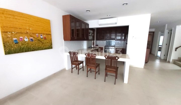 Rumah bagus, rapi, nyaman, lingkungan tenang, tidak jauh dari Sekolah Perancis Cipete. Ada swimming pool. Rumah bagus, rapi, nyaman, lingkungan tenang, tidak jauh dari Sekolah Perancis Cipete. Ada swimming pool.