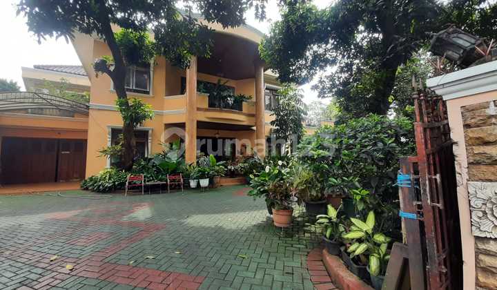 Rumah Megah Halaman Besar Parkir Luas, Akses Dekat ke Tb Simatupang, Pasar Minggu. Ada Kos2an Aktif 6 Kamar dengan Kamar Mandi Dalam