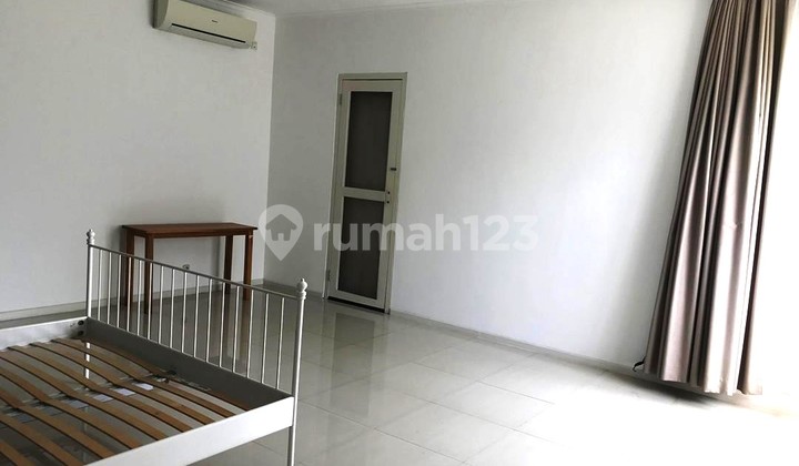 Rumah Dalam Cluster dengan Keamanan 24 Jam di Kemang 2