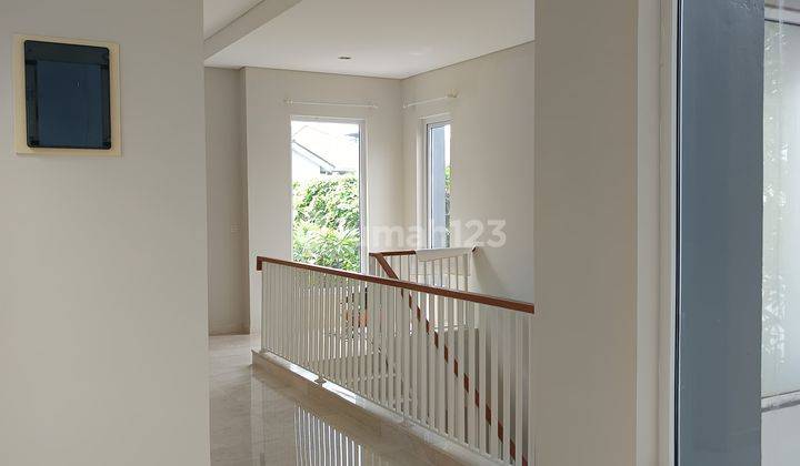 Rumah modern dalam cluster yang asri. Ada swimming pool 2
