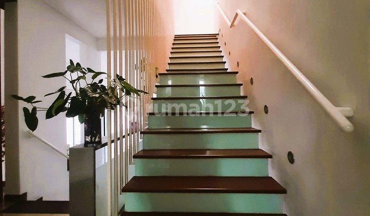 Rumah modern desain unik dalam cluster di Pondok Indah, ada swimming pool