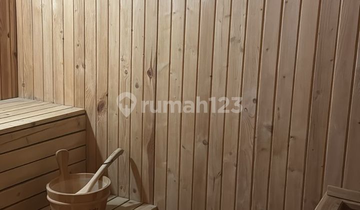 Dijual Rumah Sultan di Senopati, dekat SCBD. Ada swimming pool & sauna, parkir 5 mobil