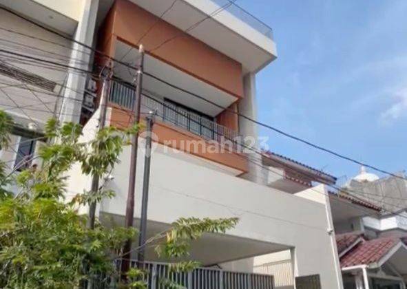 Rumah 3 Lantai Plus Roof Top Di Pulomas Turun Harga Desain By Emporio 1