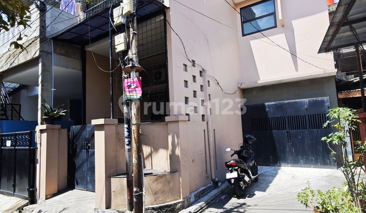 House Can Be Used As a Boarding House Close to Daan Mogot and Puri Access 1