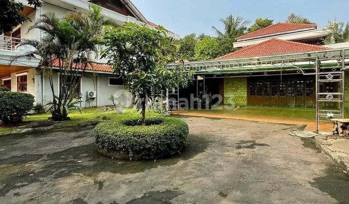 RUMAH DENGAN TANAH LUAS DI BINTARO TANGGERANG SELATAN