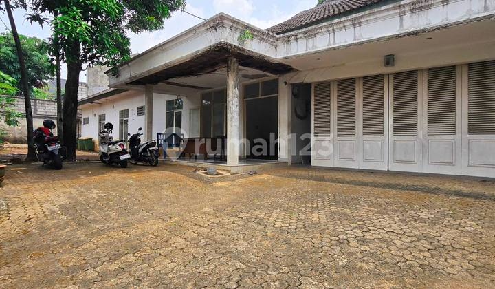 Rumah Luas Hitung Tanah di Kemang Jakarta Selatan Rumah Luas Hitung Tanah di Kemang Jakarta Selatan