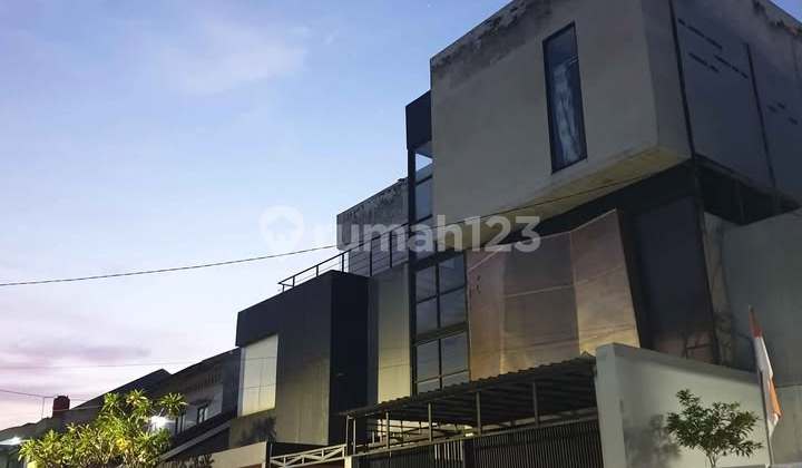 Modern 3-Storey House with Swimming Pool in Medoho, Gajah View, MAJT, and G. Ungaran Gayamsari 2