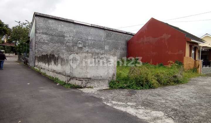 Tanah Pekarangan Luasan Kecil Posisi Hook Dekat Kampus Unriyo Tanah Pekarangan Luasan Kecil Posisi Hook Dekat Kampus Unriyo