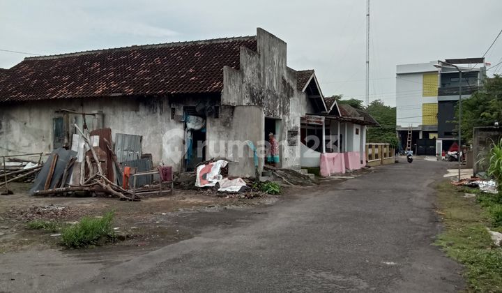 Tanah Mangku Jalan Aspal Posisi Hook di Jalan Kaliurang Km 11