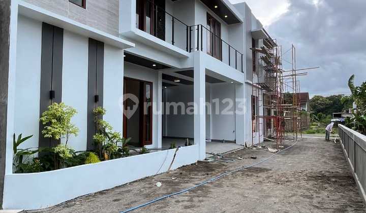 Dalam Perum Rumah dengan Kolam Renang di Maguwoharjo, Sleman Dalam Perum Rumah dengan Kolam Renang di Maguwoharjo, Sleman