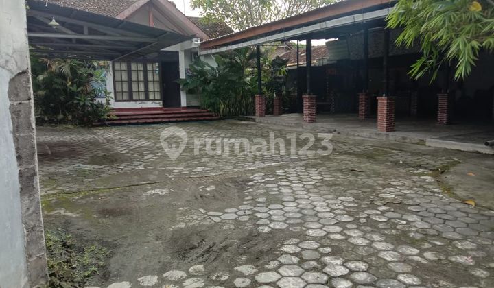 Land for Sale with Bonus House Building on Tajem Maguwo Main Road. Land for Sale with Bonus House Building on Tajem Maguwo Main Road.