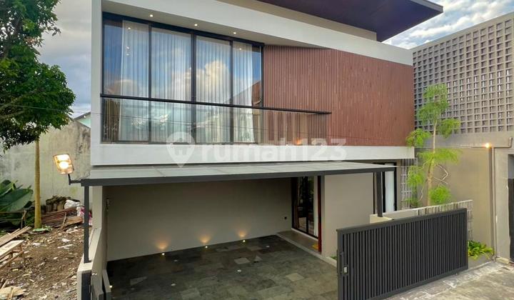 New House in the Maguwoharjo Stadium Area with Complete IMB and Full Furnishings