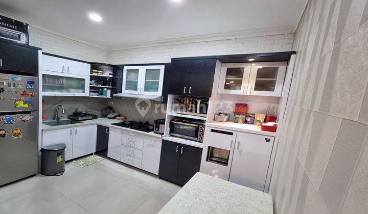  Rumah Sangat Terawat Tanjung Duren Jakarta Barat  3 Lantai Furnished Bagus SHM - Sertifikat Hak Milik di Jalan Lontar Tanjung Duren , Tanjung Duren