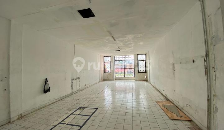 Strategic 3-Storey Roadside Ruko on Gading Serpong Boulevard Strategic 3-Storey Roadside Ruko on Gading Serpong Boulevard