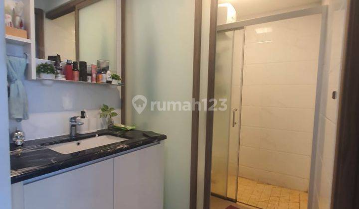 kamar mandi tinggal bawa koper apartemen sky