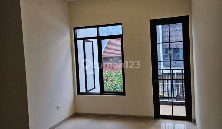  Rumah Baru Taman Ratu 3 Lantai Shm - Sertifikat Hak Milik Unfurnished 2