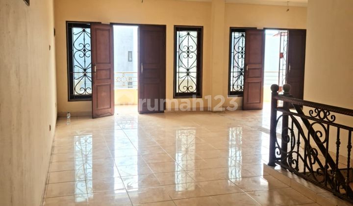 Rumah 3 Lantai Baru Renovasi Kamar Banyak Luas Di Jelambar Utama  2