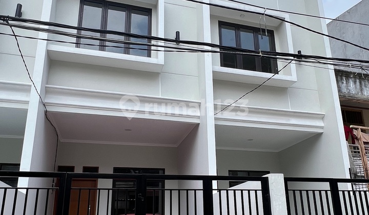 Sisa 1 Rumah Baru Jakarta Barat 3 Lantai Di Taman Ratu Cempaka , Taman Ratu