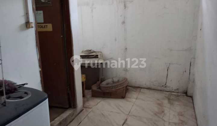 For Rent: 3-Story Shop House on Ciputat Raya, Kebayoran Lama, South Jakarta, With Air Conditioning 2