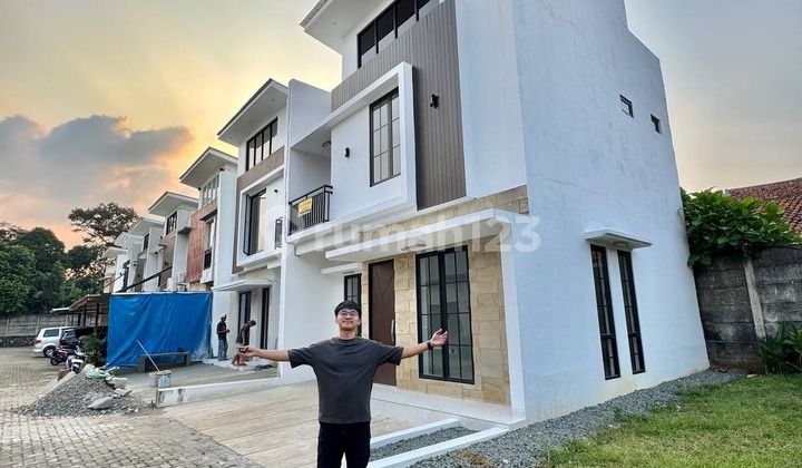 Rumah Siap Huni Posisi Pojok Samping Kolam Renang di Serpong