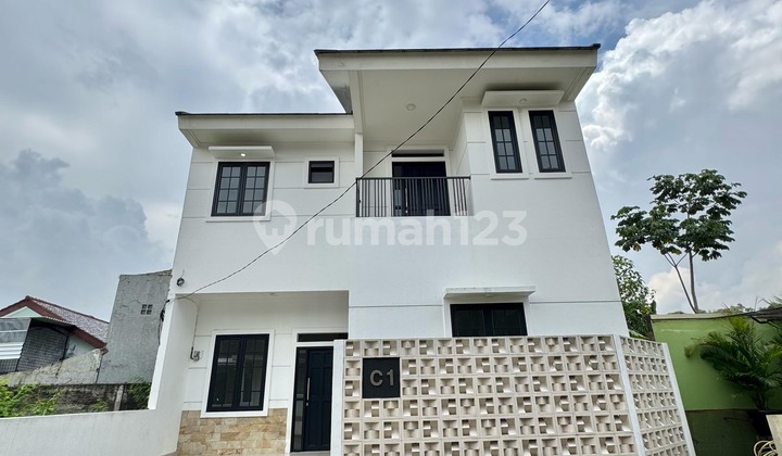 Luxury House Modern Design Ready to Occupy in Mekarsari Cluster Depok 2