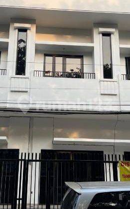 Di Sewakan Ruko 2lt, Bangunan Baru Renovasi Lokasi Sangat Strategis di Pinggir Jalan Kelapa Gading 1