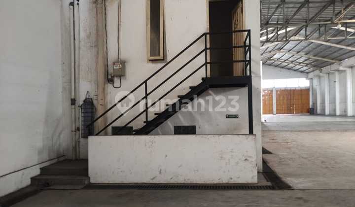 Gedung Ex Showroom di Jl. Sultan Agung Kotabaru, Bekasi Barat. Kota Bekasi 2