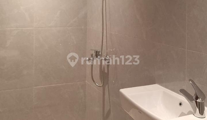 kamar mandi dijual rumah baru 2lt di