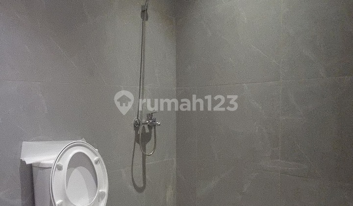 kamar mandi dijual rumah baru 2lt di