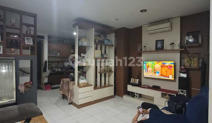 Dijual Rumah 2. Lt di Istana Regency Dijual Rumah 2. Lt di Istana Regency
