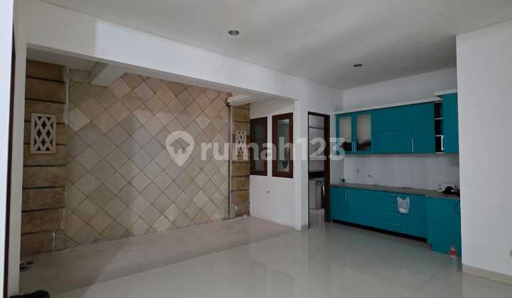 Unfurnished House.with 4 Bedrooms For Rent