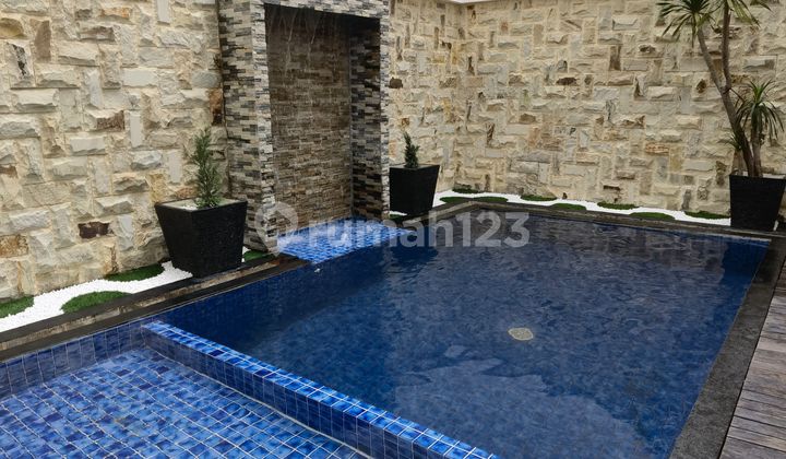 Rumah Mewah Full Furnish Swimming Pool 3 Lantai  1