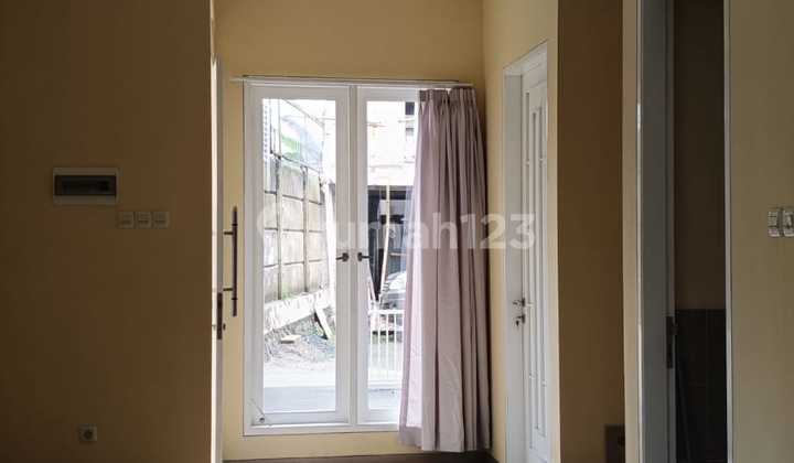 Rumah Bagus Siap Huni Dekat Pintu Tol di Graha Raya Bintaro 2