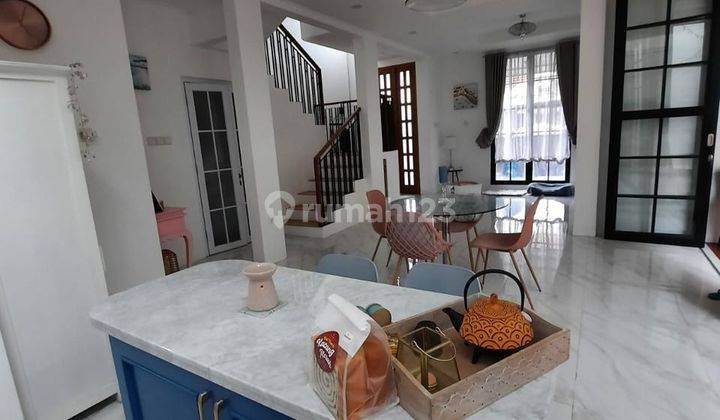 Rumah Cantik Semi Furnished Dekat Pintu Tol di Graha Raya 2