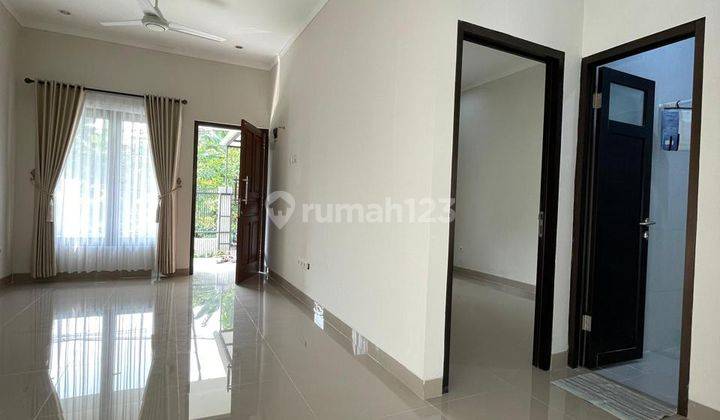 Rumah Nyaman Semi Furnished Dekat Pintu Tol di Graha Raya 2