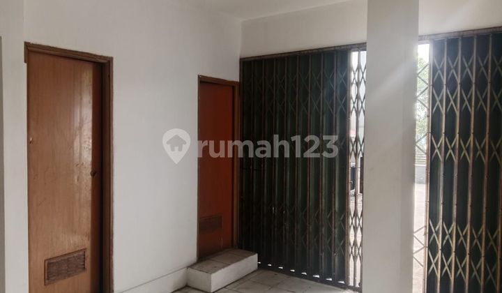 Shop house on Kelapa Gading Boulevard connects