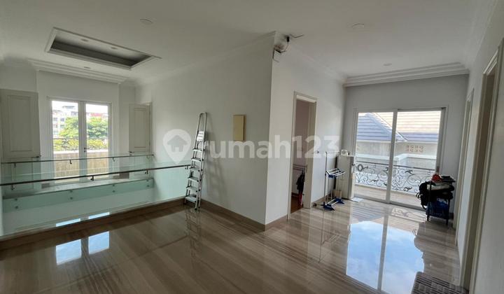 FOR SALE KELAPA GADING HOUSE 345m2 IN ELITE COMPOUND, 3 FLOORS, STRATEGIC LOCATION, WITH SWIMMING POOL, CODE SW, IG 2