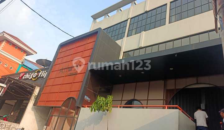 3.5 Story Shophouse . Ex-Minimarket on Jl Akses Ui Depok 2