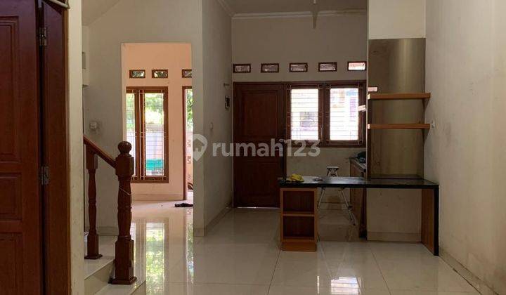 Rumah  2 Lantai 3 Kamar + 1 Bagus di Komplek kehakiman Matraman 2