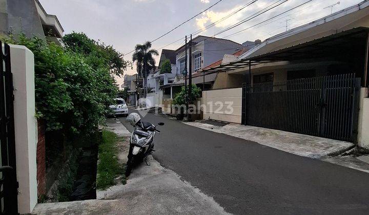 Rumah 2 Lantai Bagus di Jl pulo asem 3 Kamar , Garasi 2 mobil 2