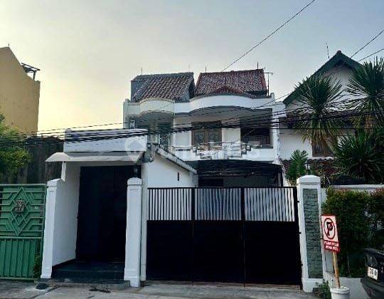 Rumah 3 Lantai Bagus, 4 kamar tidur, garasi 4 mobil  1