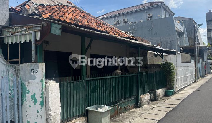 RUMAH KELUARGA ATAU RUMAH KOST SUASANA KLASIK-JAKPUS