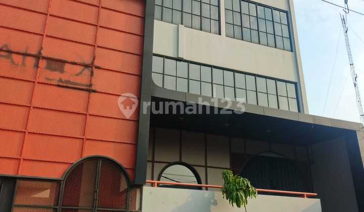 3.5 Story Shophouse . Ex-Minimarket on Jl Akses Ui Depok 1