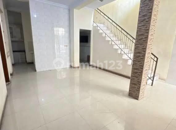 Rumah Lebar 10meter Di Kelapa Gading Bcs!  Siap Huni, Harga Jual 2.8 M Rumah SHM Bagus di Jl. Bangun Cipta Sarana Blok B No.4, Pegangsaan Dua, Kelapa Gading, Kota Jakarta Utara, DKI Jakarta, Indonesia, 14250, Kelapa Gading 2