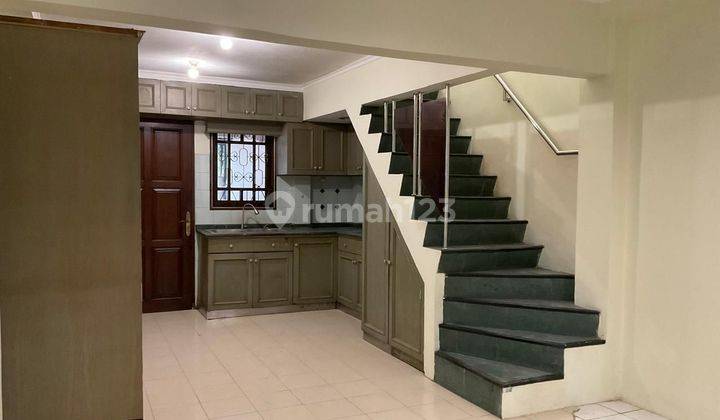 Rumah Bagus 2 Lantai 5 Kamar Tidur Row Jalan 3 Mobil 2