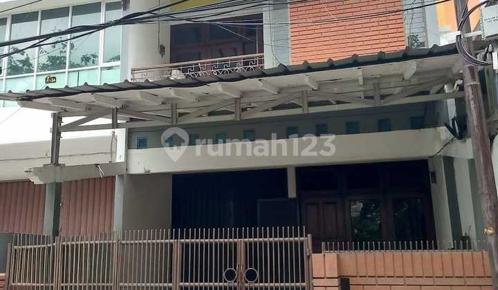 Cheap! 3-story house in Kelapa Gading, suitable for business, located at Jl. Bangun Cipta Sarana Block B No.4, Pegangsaan Dua, Kelapa Gading, North Jakarta City, DKI Jakarta, Indonesia, 14250. Good SHM (Certificate of Ownership) in Kelapa Gading.